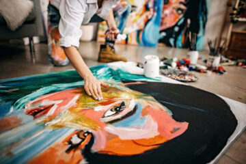 女艺术家在画布上画肖像。
